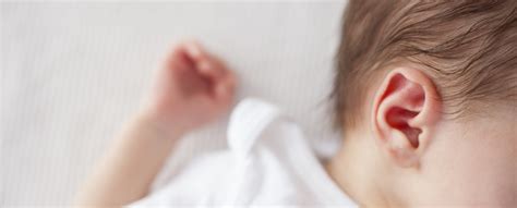 bebeklerde kulak ağrısının belirtileri